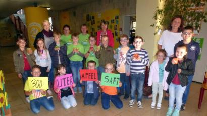 Bild: mad
Die Kinder der Ringseis-Schule freuten sich über 300 Liter Apfelsaft, die bei der Ernte-Aktion von Förderverein und Elternbeirat zusammenkamen.