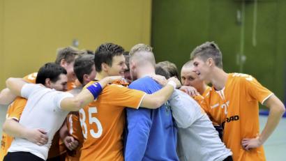 Bild: Hubert Ziegler
Die Spieler der HG Amberg schwören sich auf ihren Auswärtsauftritt beim HC Forchheim II ein. Sie wissen: Wollen sie bei der Titelvergabe mit dabei sein, müssen sie Partien wie diese gewinnen.