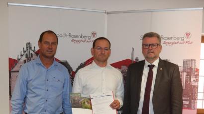 Bild: mfh
Bürgermeister Michael Göth (rechts) und Roland Maul (links) gratulieren Achim Fischer zum Meisterbrief als Bestatter.