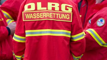 Bild: Arno Burgi/dpa
Die DLRG Amberg hat die Polizei eingeschaltet: Ein Unbekannter hat ein Hakenkreuz auf ein Einsatzfahrzeug gesprüht.