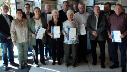 Bild: ksi
Bürgermeister Manfred Rodde, Vorsitzende Edda Gradl und Kreisverbands-Geschäftsführer Bernd Steinkirchner 		
(von links) zeichneten langjährige Mitglieder aus, darunter Manfred Krinke (Fünfter von links) für 60 Jahre Treue zum VdK.