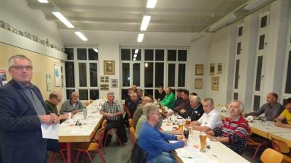 Bild: hm
Bürgermeister Richard Tischler konnte zahlreiche Vereinsvertreter zur Herbstversammlung begrüßen. Hier wurden die Veranstaltungen für die nächsten Monate abgesteckt