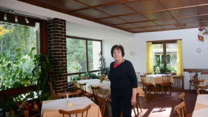 Bild: gsb
Noch steht Maria Krämer Tag für Tag als Wirtin in der Jägerschenke in Luhe am Forst, in der sie auch aufgewachsen ist. Doch die Tage des Lokals mit den großen Fenstern und dem riesigen familienfreundlichen Garten sind gezählt. Das Haus ist verkauft.