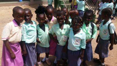 Bild: exb
Für die Kinder der Emie-School im westafrikanischen Gambia soll bei einem Flohmarkt in Vilseck am Samstag, 20. Oktober, gesammelt werden.