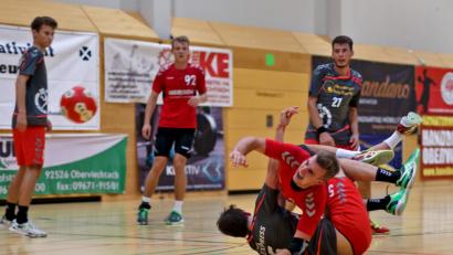 Bild: gud
Nach der Bauchlandung im Heimspiel gegen die HG Hemau/Beratzhausen wollen die Oberviechtacher Handballer (rote Trikots) in Regensburg punkten.