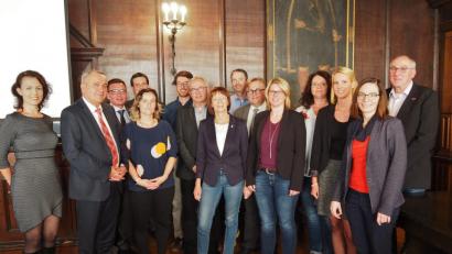 Bild: Bühner
Mitglieder des Lenkungsausschusses der Arbeitsmarktinitiative Weiden trafen sich zur Herbstsitzung unter Leitung von Oberbürgermeister Kurt Seggewiß (Zweiter von links) im Alten Rathaus