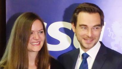 Bild: Wieder
Nach der überzeugenden Wahl zum Landtagsabgeordneten am Sonntag gibt Stephan Oetzinger das Bürgermeisteramt in Mantel zurück. Seine Frau Barbara trägt die Entscheidung mit.