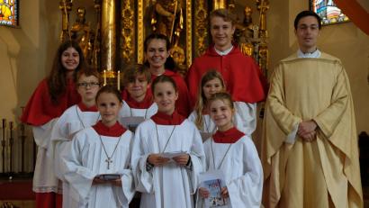 Bild: R. Kreuzer
Verstärkung am Altar: (oben, von links) Gruppenleiterin Hannah Suttner, die Oberministranten Victoria Wiesnet und Simon Hoffmann, Pfarrer Stephan Rödl, (Mitte, von links) Johannes König, Franz Weiß, Emma Weiß, (unten, von links) Franziska Stengl, Anna-Lena Stengl, Mila Mösbauer.