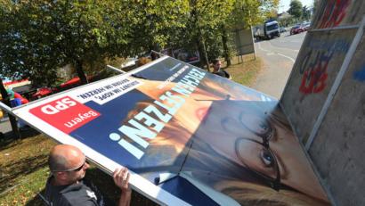 Bild: Karl-Josef Hildenbrand/dpa
Das Austauschen von Gesichtern bringt keinen Erfolg: Ein Wahlplakat der SPD mit dem Portrait der Spitzenkandidatin der Bayern-SPD Natascha Kohnen wird aufgeladen und danach abtransportiert.