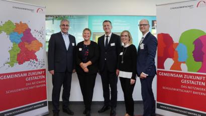 Bild: Wolfgang Steinbacher
Die Regionaltagung des Netzwerks Schule-Wirtschaft dient den Experten in der Oberpfalz als Austauschort. Dabei sind Jürgen Hollatz (Leiter Berufsbildung bei Siemens; von links), Pia Schwarz (Schule-Wirtschaft), Gerald Haas (Schulrat), Kathrin Schmidt (Sparkasse) und Thomas Unger (Regierung Oberpfalz).