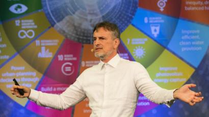 Bild: R.Farrell/ITU Genf
Wenn die Künstliche Intelligenz erwachsen ist, schrieb die amerikanische Zeitung „New York Times“ einst, werde sie zum deutschen KI-Forscher Jürgen Schmidhuber Papa sagen.