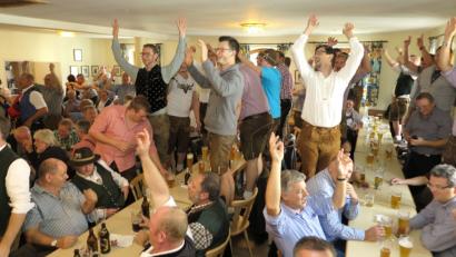 Bild: Hirsch
Die Fronberger Kirwa ist eine Wirtshauskirwa, gefeiert wird in der Brauereiwirtschaft an der Maximilianstraße. Der Blick in den Saal zeigt: Es braucht keine Partyband, damit die Stimmung hochkocht. Denn gespielt wird traditionell Blasmusik, und zwar von den "Fronberger Kirwamusikanten".