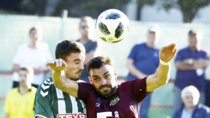 Bild: Hubert Ziegler
Kopfbälle sind ein geeignetes Mittel, um die Hüfte zu schonen. Ammerthals Spielmacher Marco Weber (rechts) wird trotz schmerzhafter Prellung wohl auch in Bamberg ran müssen.