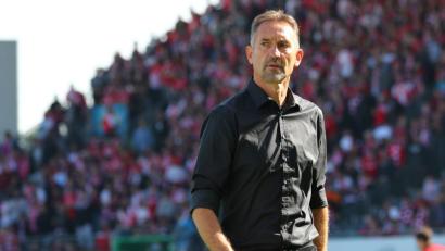 Bild: Daniel Karmann
Der Regensburger Trainer Achim Beierlorzer geht vor einem Spiel über den Platz. Foto: Daniel Karmann/Archiv