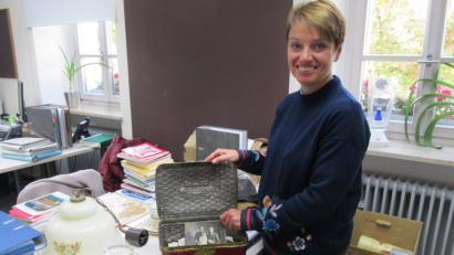 Bild: bl
Im Büro der neuen Museumsleiterin Carola Reul im Pfreimder Rathaus stapeln sich bereits die ersten potenziellen Exponate, darunter auch eine Blechkiste mit alten Fotos, Postkarten und Briefen.