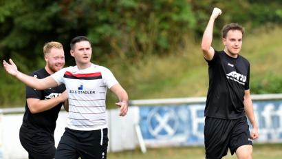 Bild: Alfred Schwarzmeier
Das Neustädter Stadtderby zwischen der DJK und dem ASV steht zum Rückrundenauftakt auf dem Terminplan der Kreisklasse Ost. Beim Saisonauftakt behielt die DJK Neustadt am Felix mit 2:1 die Oberhand. Philipp Gerlach (rechts, DJK) jubelte nach seinem Tor zur 1:0-Führung.