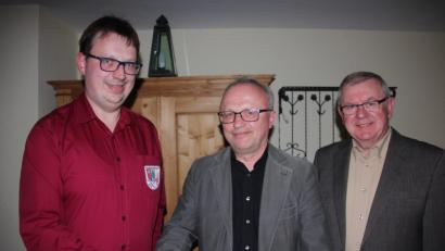 Bild: kro
Vorsitzender Thomas Flügel (links) und Bürgermeister Ernst Neumann (rechts) gratulieren dem neuen kommissarischen Spielleiter Anton Krisch zur einstimmigen Wahl.