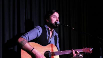 Bild: stg
Liedermacher Benni Benson überzeugt mit Stimme und Gitarre bei "Klein&Kunst".