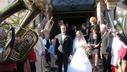 Bild: gis
Eine echte Musikantenhochzeit: Johanna König und Franz-Julian Pscherer genießen die Glückwünsche ihrer Freude.