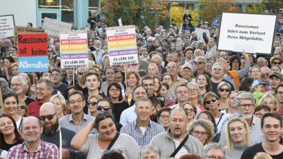 Bild: Petra Hartl
Die Demo "Herz statt Hetze" führt von der Fußgängerzone zum ACC. 3000 Menschen nehmen teil - mit dabei sind Leute aus allen Teilen der Zivilgesellschaft.