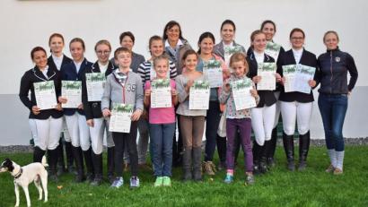 Bild: hai
Mit ihrem Wissen und Können überzeugen die jungen Reiter die Richterinnen.