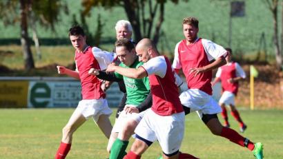 Bild: Thomas Schrems
Nach drei Niederlagen in Folge (Szene vom 1:2 bei den Sportfreunden Kondrau II) hat die SG Griesbach/Großkonreuth den Anschluss an das Führungsduo der Kreisklasse Stiftland verloren. Am Sonntag empfängt die Spielgemeinschaft die SG Fuchsmühl, die Kondrauer treten beim SV Leutendorf an.