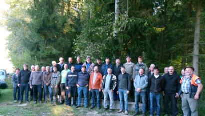Bild: rn
Andrea Sauer, Martin Gottsche (hinten von rechts) und Reinhard Wiesend (vorne rechts) schrieben den Waldbesitzern eine hohe Verantwortung für die Zukunftsfähigkeit ihrer Wälder zu.