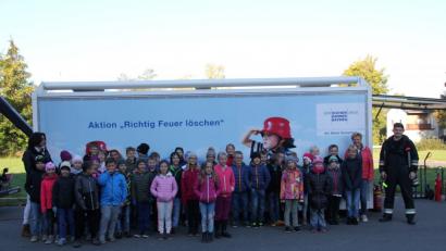 Bild: exb
Die Grundschüler der dritten und vierten Klasse dürfen das Infomobil „Handfeuerlöscher“, das auf Einladung der Feuerwehr in Bärnau Halt macht, als Erste inspizieren. Dabei gibt es für die Schüler vom Fettbrand über explodierte Spraydosen bis zum Feuerlöscher vieles zu lernen und zu entdecken.