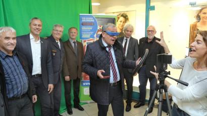 Bild: Wolfgang Steinbacher
Bei der Auftaktveranstaltung zu "Housd a Hirn, loust dei Handy lieng" kann Oberbürgermeister Kurt Seggewiß in der Fotobox selbst zur Figur auf den Flyern der Aktion werden.