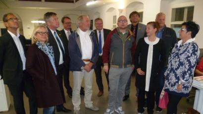 Bild: Uschald
Christian Hubmann (vorne, Dritter von rechts) hat mit seiner Partnerin Stefanie Fleischmann (vorne, Zweite von rechts) die bewegewas-Firmengruppen aufgebaut. Die Ideenschmiede des Unternehmens befindet sich im generalsanierten ehemaligen Fotostudio von Sommer&Spahn in der Unteren Nabburger Straße.