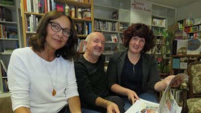 Bild: ubb
Die Buchhändlerinnen Annette Helgert und Stefanie Teicher (v. li.)präsentieren nun schon zum drittem Mal den wieder bestens gelungenen Kunstkalender des Aquarellmalers Rudolf Jäger. (Mitte).