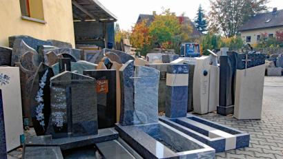Bild: Andreas Royer
Ein Vielzahl von Grabsteinen findet sich am Hof des Steinmetzbetriebs Klein, obwohl es mittlerweile viele alternative Bestattungsformen gibt.