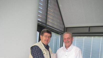 Bild: slu
AWO-Vorsitzender und Museumsleiter Wilfried Neuber (links) dankt Dr. Ludwig Schießl mit einem „flüssigen Geschenk“ für seinen interessanten Vortrag.