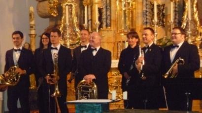 Bild: tie
Die Musiker (von links) Thomas Prey, Simone Matzke, Wolfgang Zizler, Andreas Matzke, Georg Matzke, Margit Matzke, Manfred Brunner und Sebastian Lindner boten ein abwechslungsreiches Konzert.