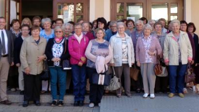 Bild: lep
40 Frauen nahmen sich einen Tag Zeit, um beim Einkehrtag des Katholischen Frauenbundes mit Prof. Dr. Hans-Georg Gradl in die Vergangenheit, sowie in die Zukunft zu blicken. Es gab Anregungen, um die eigene Lebenszeit bewusster zu gestalten.