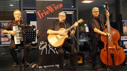 Bild: weu
Freddy Gradinger, Hans Radon und Franz Horacek (von links) begeisterten als Trio Wien die Gäste beim Heurigenabend des Kunstvereins Unverdorben in der Schwarzachtalhalle.