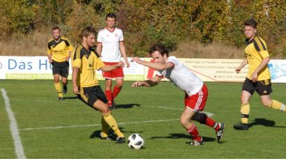 Bild: Rudi Gebert
Szene aus dem Stiftlandderby zwischen dem SV Steinmühle (gelbe Trikots) und der SpVgg Wiesau: Nach dem 3:1-Erfolg am vergangenen Samstag wollen die Wiesauer im Heimspiel gegen den FC Marktleuthen nachlegen. Der SV Steinmühle gastiert beim ASV Wunsiedel und muss unbedingt punkten, um den Anschluss zu den gesicherten Plätzen nicht zu verlieren.