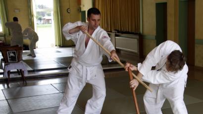 Bild: twg
Die Aikidoka üben mit Stock und Schwert die Technik Ikkyo. So wird ein Bewegungsablauf bezeichnet, der mit einer Haltetechnik endet.