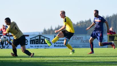 Bild: Thomas Schrems
Am vergangenen Sonntag fertigte der SV Poppenreuth den Spitzenreiter Kickers Selb mit 5:0 ab. Hier schießt Petr Holub (Mitte) zum 2:0 ein, die Selber Lukas Sourek (links) und Petr Rehak (rechts) haben das Nachsehen. Am Sonntag empfängt der Tabellenzweite die SpVgg Oberkotzau.