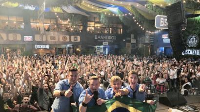 Bild: exb
Die Auftritte der vier "Rotzlöffl" beim Oktoberfest in Blumenau löste bei den tausenden Besucher enorme Begeisterung aus. Zum "Zillertaler Hochzeitsmarsch" oder zum "Fliegerlied" tanzte das Publikum ausgelassen.