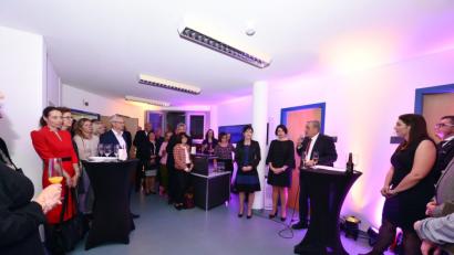 Bild: bey
Rechtsanwältin Dr. Christa Kraemer feiert mit Ehrengästen das zehnjährige Kanzleijubiläum. Oberbürgermeister Kurt Seggewiß hebt ihre Erfolge in der Mediation vor. Der Feier war ein Impulsvortrag "Business-Knigge" vorgeschalten.