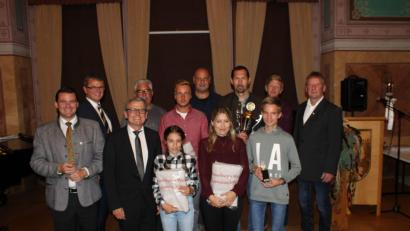 Bild: exb
Die neuen Clubmeister wurden bei der Feier zum 50-jährigen Bestehen des Tennisclubs ausgezeichnet.
