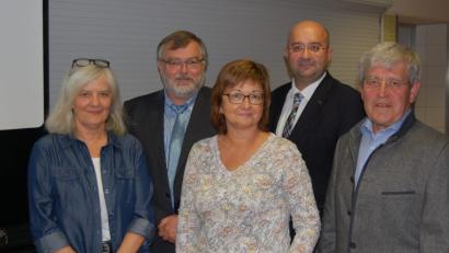 Bild: grm
Als neuer Leiter der HPZ-Werkstätten wurde Josef Albang (2.v.r.) vorgestellt, der Anfang September das Amt von Josef Kastner übernommen hat. Er kam 2005 als Fertigungsleiter ins HPZ und war seit 2015 stellvertretender Werkstattleiter. Er trägt Verantwortung für insgesamt 522 Menschen mit Behinderung und 107 Angestellte in den HPZ-Werkstätten in Irchenrieth, bei der Integra und den HPZ-Regenbogenwerkstätten mit Werkstattladen in Weiden und im Museums-Cafe in Flossenbürg.Weiter im Bild v.r. Aufsichtsratsvorsitzender Johann Bock, Brigitte Krause, Helmut Dörfler und Aufsichtsratsmitglied Daisy Brenner.