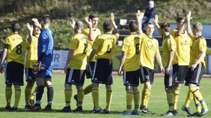 Bild: Hubert Ziegler
Aufmunterndes Abklatschen bei den Spielern des SV Hahnbach vor dem Duell mit ihrem Angstgegner. Die Bezirksliga-Bilanz gegen die DJK Ensdorf: Fünf Unentschieden, vier Niederlage, kein Sieg.