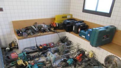 Bild: PI Regensburg Süd
Ein Teil der sichergestellten Werkzeuge und Maschinen.