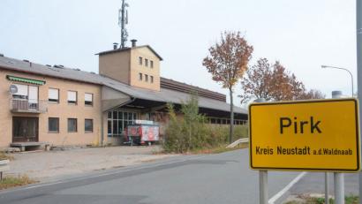 Bild: Gabi Schönberger
Die künftige Brauerei mit Gaststätte in der alten Brennerei am Ortseingang von Pirk hat den Segen der Gemeinderäte.