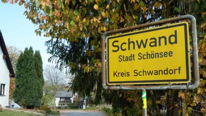 Bild: Portner
In einem Haus im Ortsteil Schwand gab es von 2012 bis 2017 häufigen Mieterwechsel, was auch zu einem Prozess wegen Urkundenfälschung führte. Stadtrat Thomas Schiller macht der Bürgermeisterin auf seiner Homepage Vorwürfe. Diese stellt die Sachlage nun in der jüngsten Stadtratssitzung richtig.