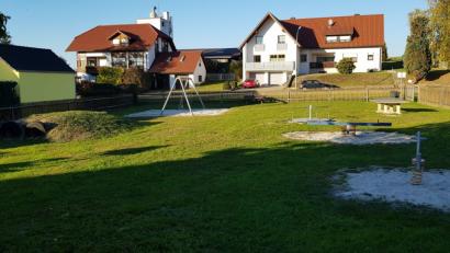 Bild: dob
Im Kriechtunnel (links) auf dem Kinderspielplatz in Unterlind befindet sich Humus. Deshalb lassen Eltern ihre Kinder nicht mehr durchkriechen.