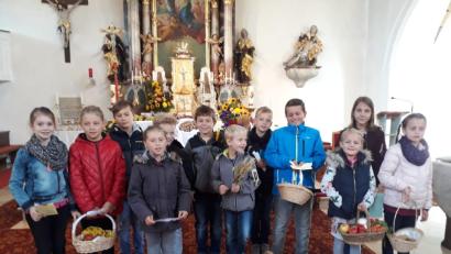 Bild: exb
Die Kinder brachten die Erntegaben zum Altar.
