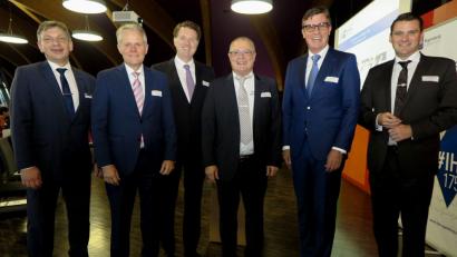 Bild: Hirsch
IHK-Geschäftsstellenleiter Manuel Lischka, Vizepräsident Thomas Hanauer, Hauptgeschäftsführer Dr. Jürgen Helmes, Gremiumsvorsitzender Hubert Döpfer, IHK-Präsiident Michael Matt und Landrat Thomas Ebeling (von links) feierten 175 Jahre Industrie- und Handelskammer Oberpfalz/Kelheim.